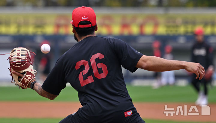 [전남광주=뉴시스] 이영주 기자 = KIA타이거즈 카스트로가 2026 KBO 포스트시즌 준플레이오프 1차전을 하루 앞둔 16일 오후 전남광주 북구 광주-기아챔피언스필드에서 열린 공개 훈련 도중 날아오는 공을 잡고 있다. 2026.10.16. leeyj2578@newsis.com