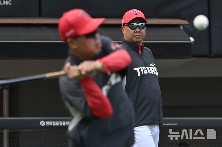 [전남광주=뉴시스] 이영주 기자 = 이범호 KIA 감독이 2026 KBO 포스트시즌 준플레이오프 1차전을 하루 앞둔 16일 오후 전남광주 북구 광주-기아챔피언스필드에서 선수들의 훈련 모습을 지켜보고 있다. 2026.10.16. leeyj2578@newsis.com