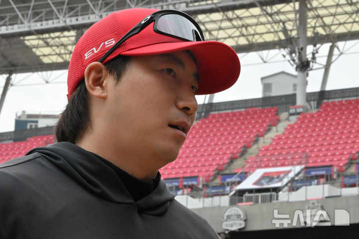 [전남광주=뉴시스] 이영주 기자 = 나성범 KIA타이거즈 주장이 2026 KBO 포스트시즌 준플레이오프 1차전을 하루 앞둔 16일 오후 전남광주 북구 광주-기아챔피언스필드에서 취재진과 인터뷰하고 있다. 2026.10.16. leeyj2578@newsis.com