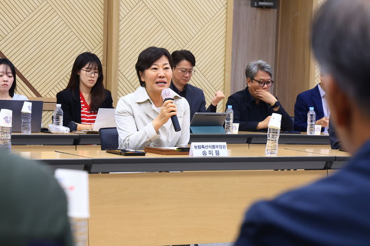 [세종=뉴시스] 송미령 농림축산식품부 장관이 14일 경남 함양군청에서 마을 이장들과 간담회를 열고 농지 조사 후속조치와 제도개선 방향을 설명하고 있다. (사진=농식품부 제공) *재판매 및 DB 금지