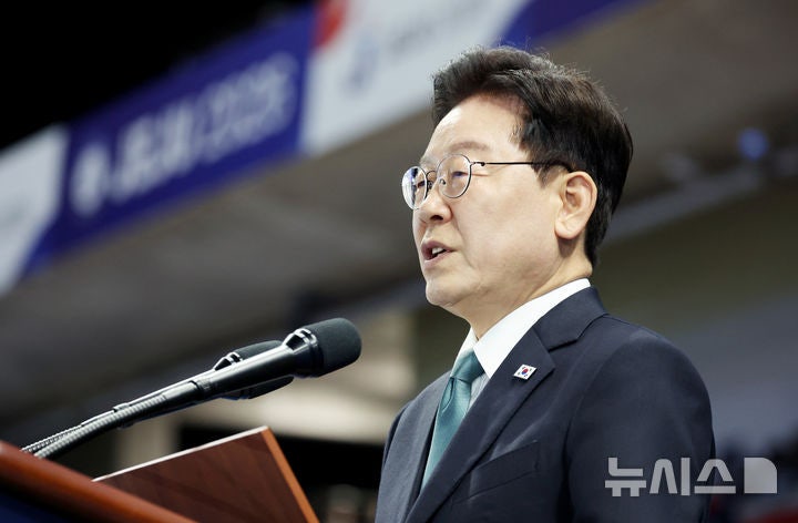 이 대통령 "<b>부천 화재</b> 소방대원 <b>순직</b>에 참담…안전대책 보완·희생 걸맞...