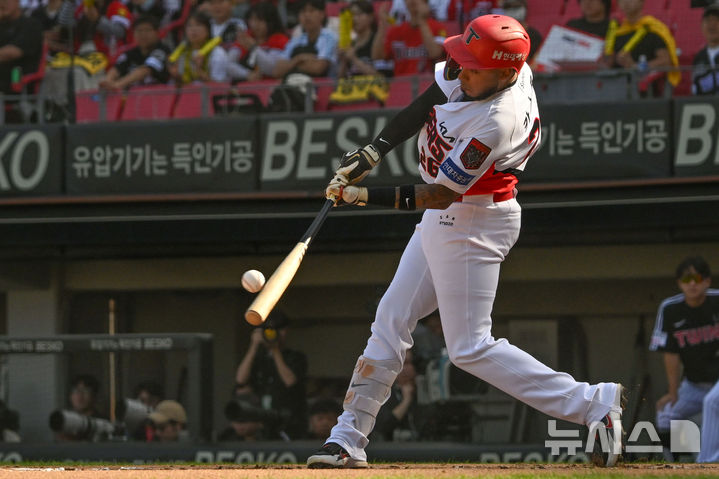 가을야구 혈투 시작! KIA 카스트로의 시원한 한 방