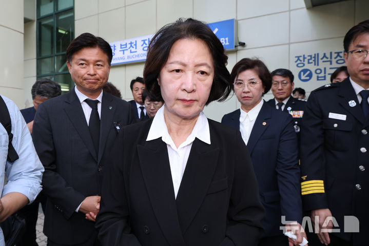 [부천=뉴시스] 황준선 기자 = 추미애 경기도지사가 17일 경기 부천시 순천향대학교 병원 장례식장에 마련된 부천 도장공장 화재 사망 소방관의 빈소 조문을 마친 뒤 장례식장을 나서고 있다. 2026.10.17. hwa