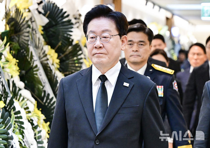 [부천=뉴시스] 조성봉 기자 = 이재명 대통령이 17일 경기도 부천 공장 화재 현장에서 순직한 고 김진석 소방위의 빈소를 조문하기 위해 들어서고 있다. (청와대통신사진기자단) 2026.10.17. suncho21@n