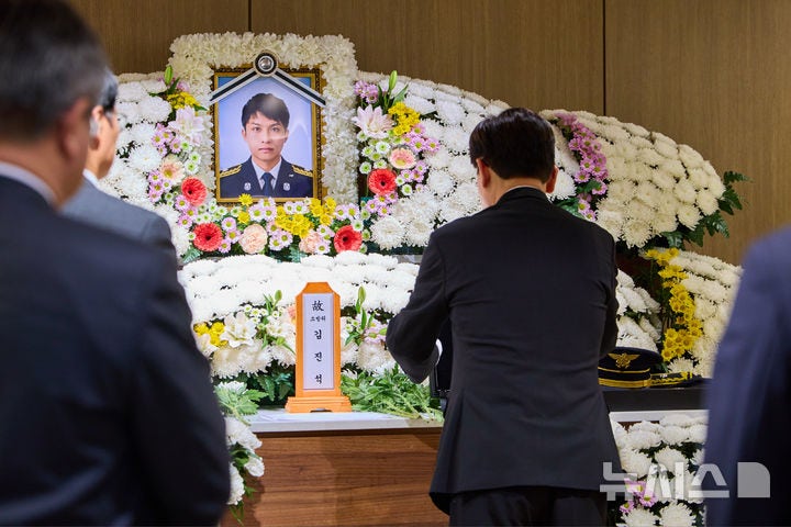 [부천=뉴시스] 조성봉 기자 = 이재명 대통령이 17일 경기도 부천 공장 화재 현장에서 순직한 고 김진석 소방위의 빈소를 찾아 조문하고 있다. (사진=청와대 제공) 2026.10.17. photo@newsis.com
