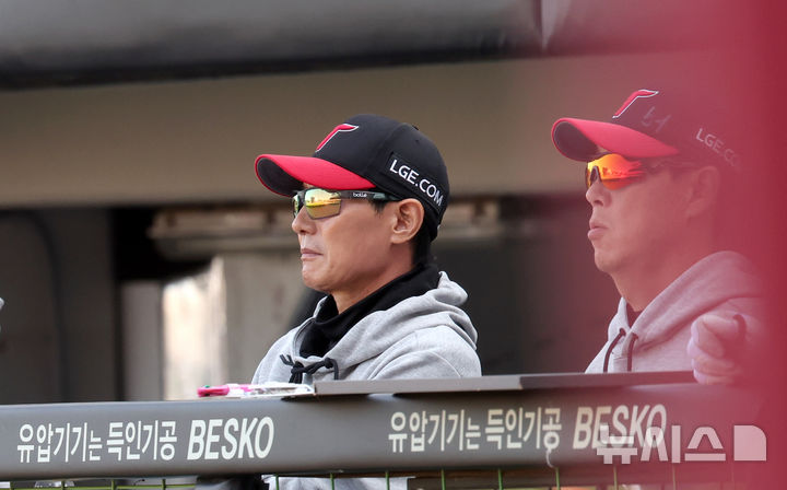 LG <b>염경엽</b> 감독 "결국 중심타선이 살아나야…손주영은 상황 보고 투입"...