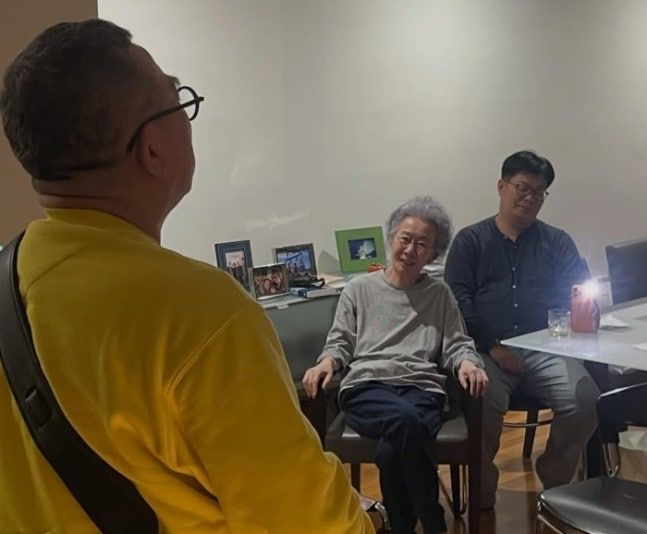 <b>윤여정 팔순 잔치</b> 열렸다…"우리끼리 조촐하게 치렀다"