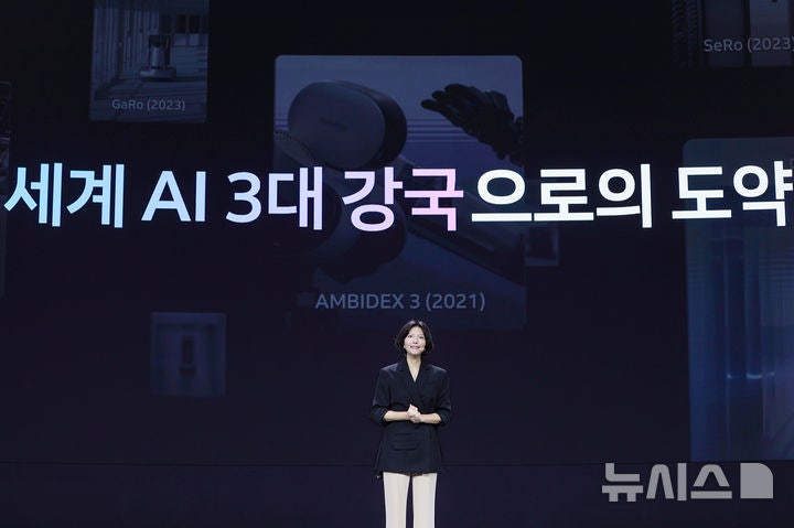 [서울=뉴시스] 최수연 네이버 대표이사가 6일 오전 서울 강남구 코엑스에서 열린 팀네이버 통합 컨퍼런스 'DAN25' 키노트를 통해 네이버가 대한민국의 인공지능(AI) 3대 강국 도약에 기여하겠다고 밝혔다. (사진=