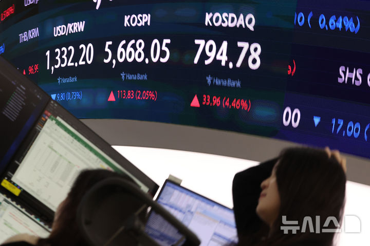 [서울=뉴시스] 권창회 기자 = 지난 16일 오후 서울 중구 하나은행 딜링룸에서 딜러들이 업무를 보고 있다. 2026.10.16. kch0523@newsis.com