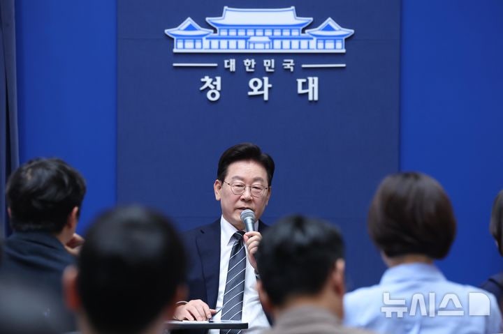 이 <b>대통령</b> "<b>주식</b>, 많이 오르면 조정 불가피…韓 <b>시장</b>, 매우 <b>저평가</b>"