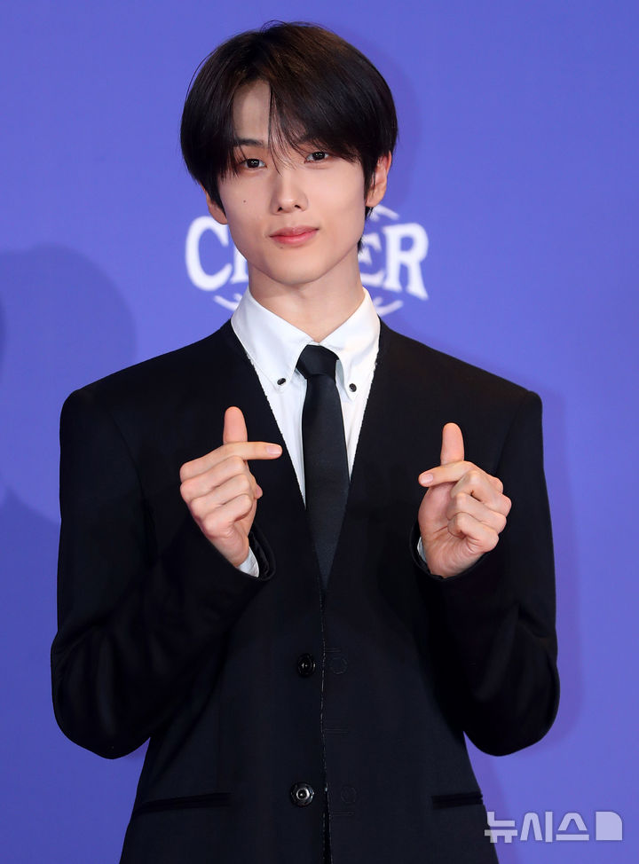 NCT 지성, LG 트윈스 준플레이오프 3차전 시구로 승리의 기운 전파