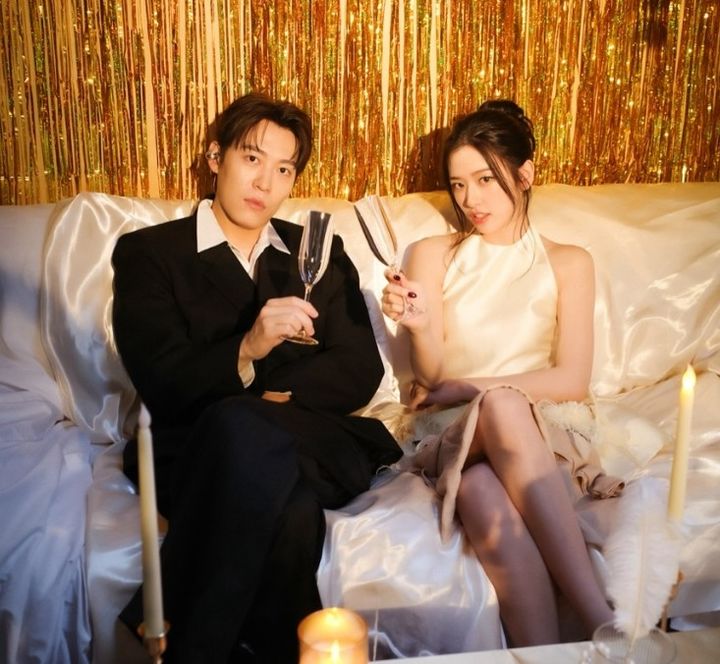 白いドレス姿のユジンとタキシード姿のジョン・パクが並ぶ写真
