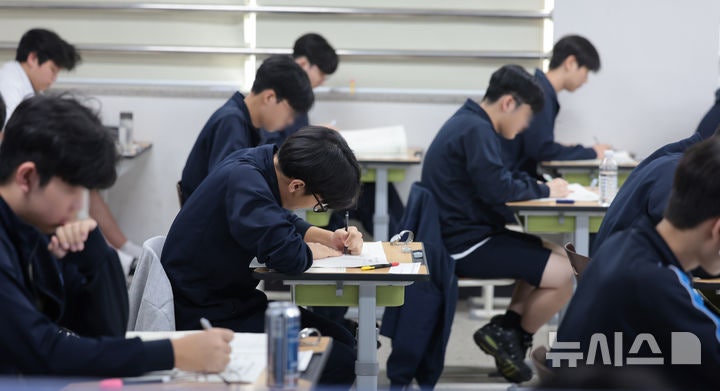 마지막 <b>모의고사</b> 푸는 수험생들
