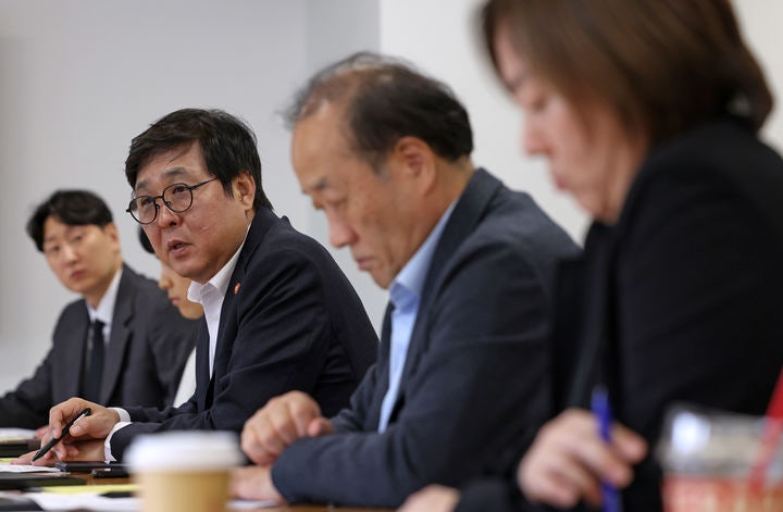 [서울=뉴시스] 고승민 기자 = 최휘영 문화체육관광부 장관이 20일 서울 종로구 국립현대미술관 서울관에서 열린 문화예술정책자문위원회 게임 분과 제3차 회의를 주재하고 있다. (사진=문화체육관광부 제공) 2026.10