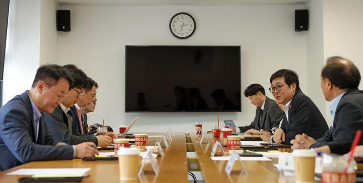 [서울=뉴시스] 고승민 기자 = 최휘영 문화체육관광부 장관이 20일 서울 종로구 국립현대미술관 서울관에서 열린 문화예술정책자문위원회 게임 분과 제3차 회의를 주재하고 있다. (사진=문화체육관광부 제공) 2026.10