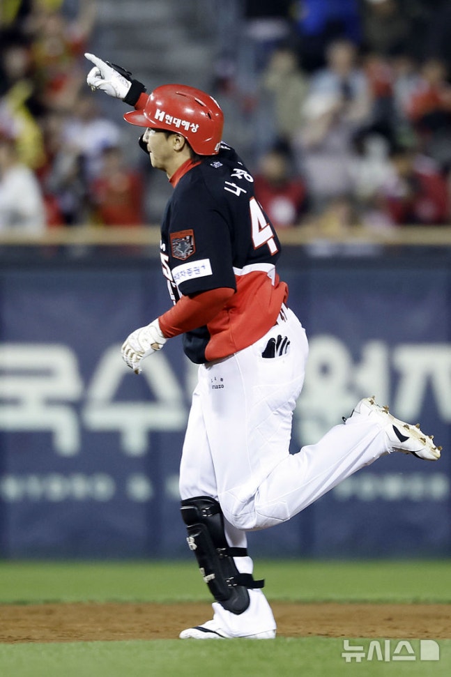 [서울=뉴시스] 최동준 기자 = 20일 서울 잠실야구장에서 열린 2026 KBO 포스트시즌 준플레이오프 LG 트위스와 KIA 타이거즈의 3차전 경기, 2회초 선두 타자 KIA 나성범이 솔로 홈런을 친 뒤 베이스를 돌고 있다. 2026.10.20. photocdj@newsis.com