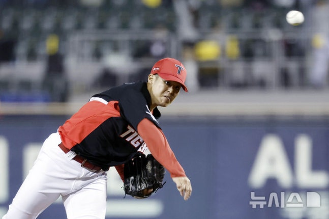 [서울=뉴시스] 최동준 기자 = 20일 서울 잠실야구장에서 열린 2026 KBO 포스트시즌 준플레이오프 LG 트윈스와 KIA 타이거즈의 3차전 경기, KIA 선발 시라카와가 역투하고 있다. 2026.10.20. photocdj@newsis.com