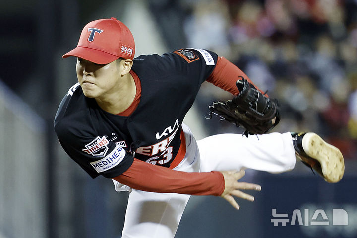 '亞쿼터 최초 PS 승리 도전' <b>KIA 시라카와</b>, 5이닝 9K 1실점[준<b>PO</b>]