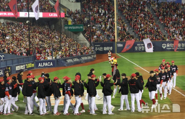 [서울=뉴시스] 김선웅 기자 = 20일 서울 잠실야구장에서 열린 2026 KBO 포스트시즌 준플레이오프 LG 트윈스 vs KIA 타이거즈의 3차전 경기, 13-1 승리를 거두고 플레이오프에 진출한 KIA 선수들이 자축하고 있다. 2026.10.20. mangusta@newsis.com