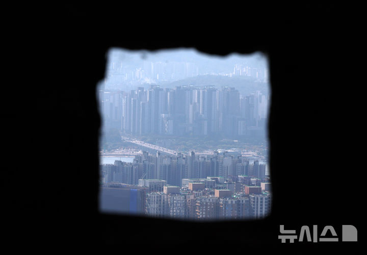 [서울=뉴시스] 조성우 기자 = 서울 전역과 경기도 12개 지역을 묶은 토지거래허가구역 규제가 이달 20일 시행 1년을 맞는 가운데 11일 서울 남산에서 아파트 단지가 내려다보이고 있다.보증금을 끼고 주택을 매수하는
