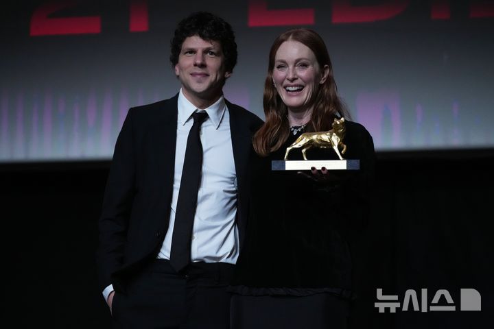 生涯功労賞のトロフィーを手に、ジェシー・アイゼンバーグ監督と並ぶジュリアン・ムーア