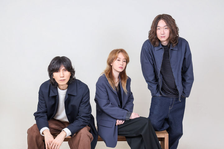 新作『みんなが知っている話』のカバー写真に写るハックルベリー・フィンのメンバー3人