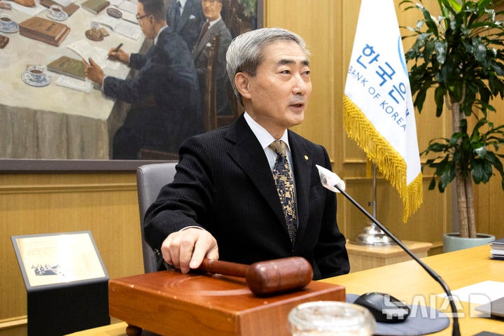 금리 동결한 한은 총재 팩폭 “지금 환율, 예년보다 원화 약세 맞다”