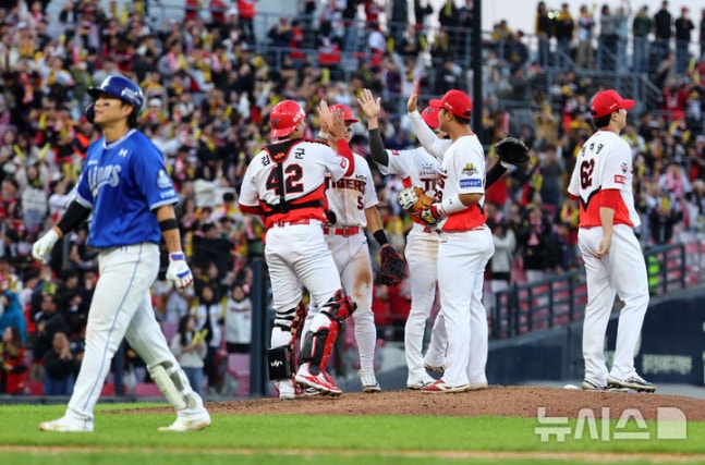 [광주=뉴시스] 전신 기자 = 23일 광주 북구 광주-기아챔피언스필드에서 재개된 2024 KBO 포스트시즌 한국시리즈 1차전 삼성 라이온즈와 KIA 타이거즈의 경기에서 5-1 승리한 KIA 선수들이 기뻐하고 있다. photo1006@newsis.com
