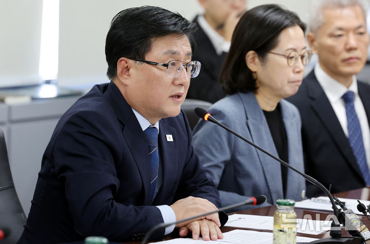 [서울=뉴시스] 박영태 기자 = 김성환 기후환경부장관이 8일 오전 서울 종로구 석탄회관에서 열린‘가습기살균제 배상이행 업무협약식’에서 인사말을 하고 있다.2026.10.08.