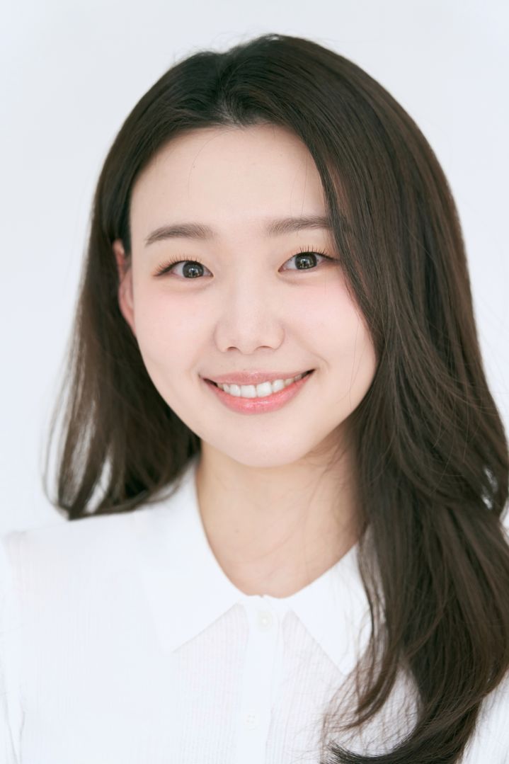 白いブラウス姿でほほ笑むキム・スミン