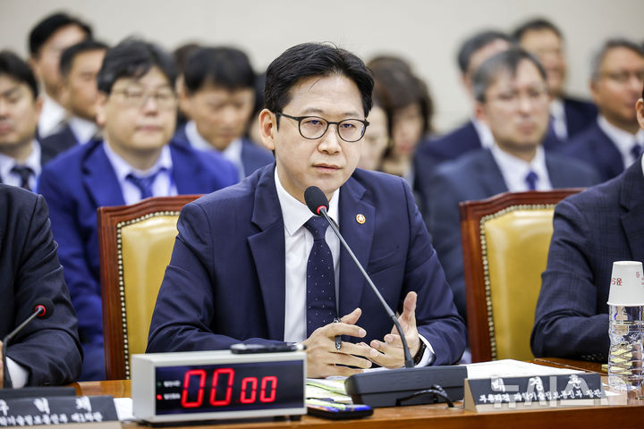[서울=뉴시스] 정병혁 기자 = 배경훈 부총리 겸 과학기술정보통신부 장관이 23일 서울 여의도 국회에서 열린 과학기술정보방송통신위원회의 종합감사에서 질문에 답하고 있다. 2026.10.23. jhope@newsis.