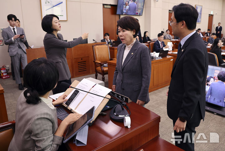 [서울=뉴시스] 최진석 기자 = 23일 여의도 국회에서 열린 문화체육관광위원회의 문화체육관광부 등에 대한 종합감사에서 야당 간사인 조은희 의원과 배현진 국민의힘 의원이 이재정 국회 문체위원장에게 항의하고 있다. 20