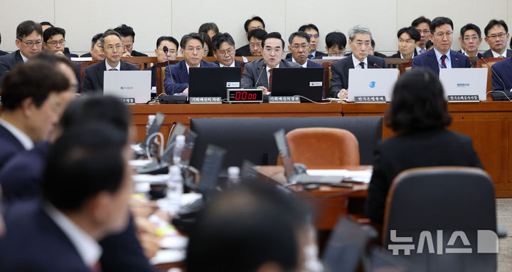 [서울=뉴시스] 고범준 기자 = 박홍근 기획예산처 장관이 23일 서울 여의도 국회에서 열린 재정경제기획위원회 기획예산처, 한국은행 등에 대한 종합감사에서 의원 질의에 답변하고 있다. 2026.10.23. bjko@n