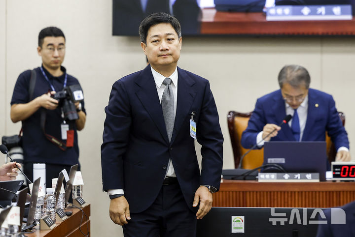 [서울=뉴시스] 정병혁 기자 = 홍범식 LG유플러스 대표이사가 23일 서울 여의도 국회에서 열린 과학기술정보방송통신위원회의 종합감사에서 송기헌 위원장에게 증인선서문을 제출한 뒤 자리로 돌아오고 있다. 2026.10.