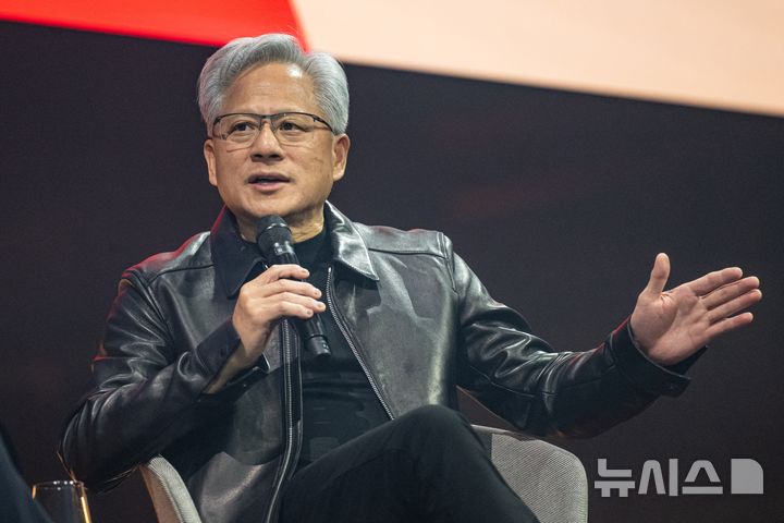 [베를린=AP/뉴시스] 젠슨 황 엔비디아 최고경영자(CEO)가 19일(현지 시간) 독일 베를린에서 열린 ‘독일 투자 서밋’(인베스트 인 저머니 서밋) 개막식에서 발언하고 있다. 젠슨 황은 "디지털 기술이 기존 제조업