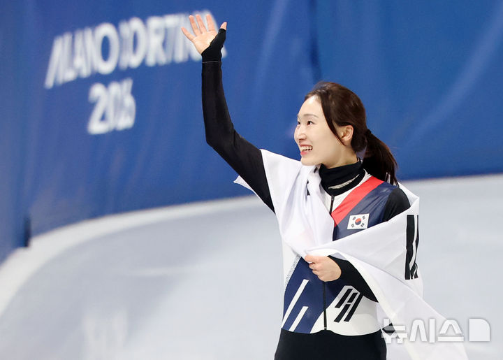 '태극마크 반납 예정' <b>쇼트트랙</b> <b>최민정</b>, 월드투어 1차 대회 1000m 金
