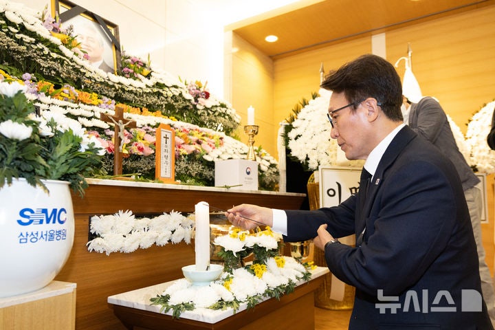 故최형우 전 내무부 장관 조문 여야 정치인들 민주화 헌신 기리다