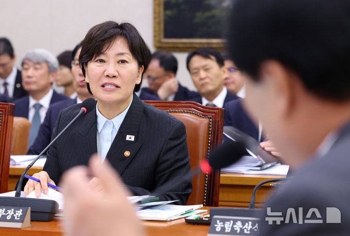 '<b>농지 전수조사</b>·달걀 고가 수입 논란' <b>송미령</b> 장관 피고발