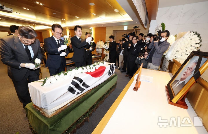 <b>최형우</b> 전 장관 <b>영결식</b>, 헌화하는 여야 대표