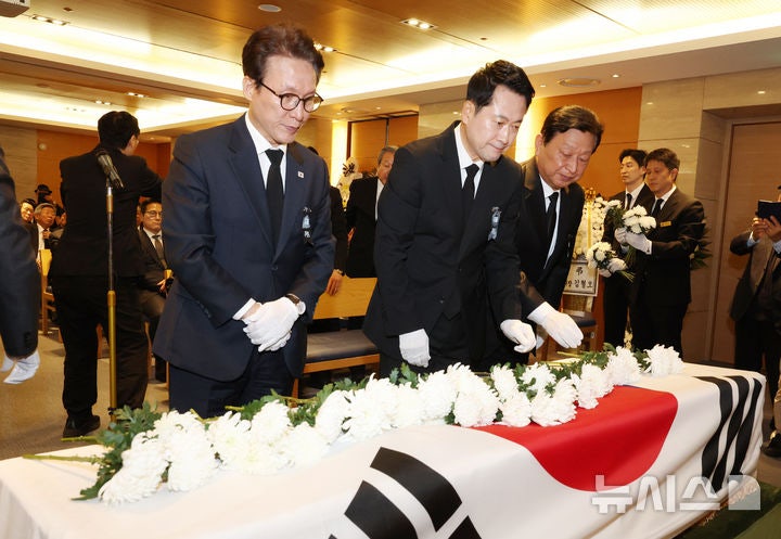 <b>최형우</b> 전 장관 <b>영결식</b>, 헌화하는 여야 대표