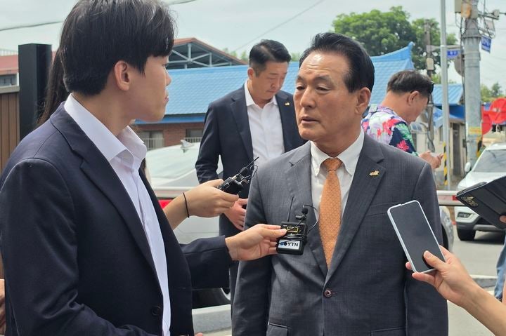 명절 선물 '명함 동봉' <b>백성현</b> <b>논산시장</b>, 2심 벌금 400만원 구형
