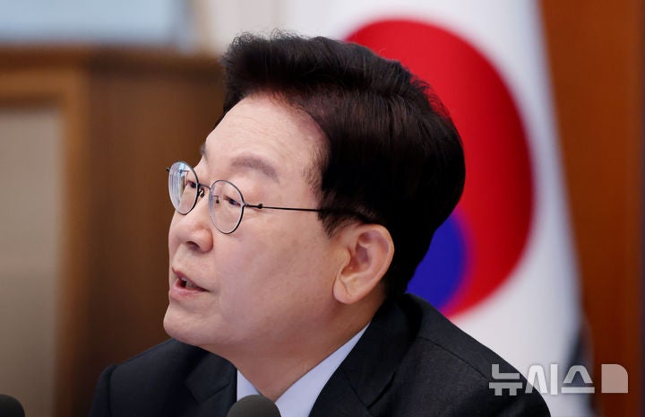 <b>이 대통령</b> "<b>의무공개매수제</b> 비율·방식 합리적 균형점 의견 구해"