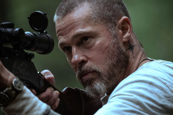 映画『ハート・オブ・ビースト』で銃を構えるブラッド・ピット