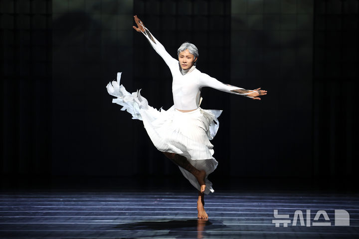 白い衣装のキム・ムガンが舞台で「白の涙」を踊る