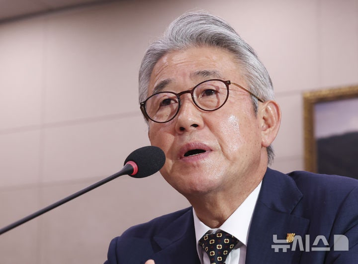 경찰, '금품수수 의혹' <b>강호동 농협회장 3차</b> 소환 <b>조사</b>