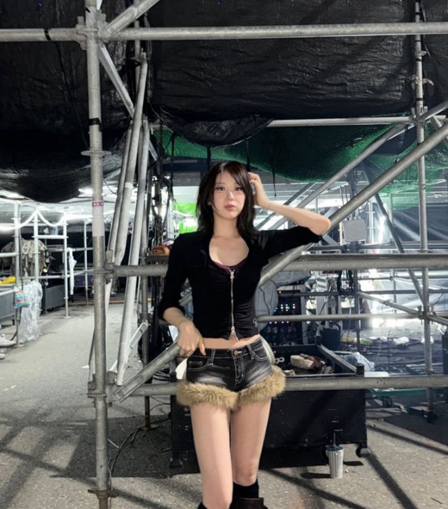 台湾・花蓮で、黒いクロップドトップとファーの縁取りがあるデニムショートパンツを着たイ・チェヨン