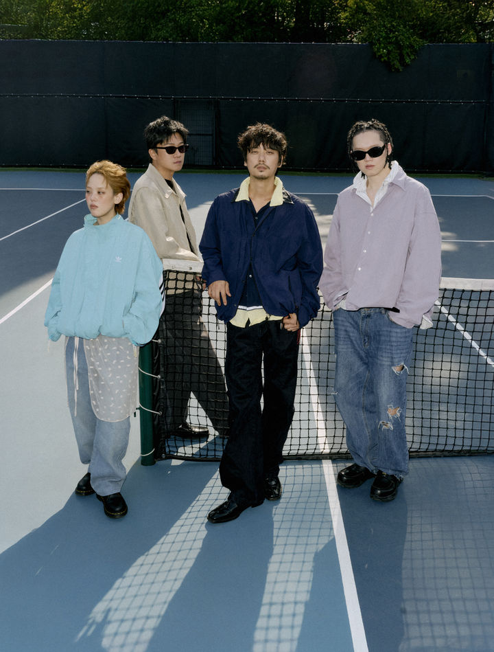 テニスコートで並ぶ韓国のシンセポップバンドADOYのメンバー4人