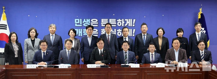 당정 "2030년 전 사업장 <b>퇴직급여 사외적립 의무화</b>…기금형 퇴직연금 활...