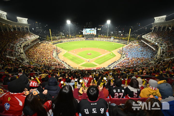 '끝낸다' 삼성-'<b>5차전</b> 간다' KIA, 4차전 매진…PS 45경기 연속 만원관중...