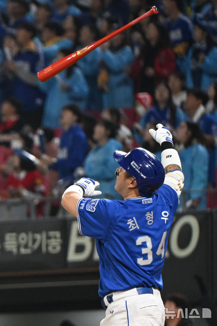 균형 깨는 <b>최형우 솔로포</b>